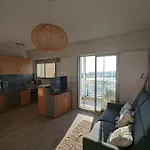 Face Au Pied Des Commerces