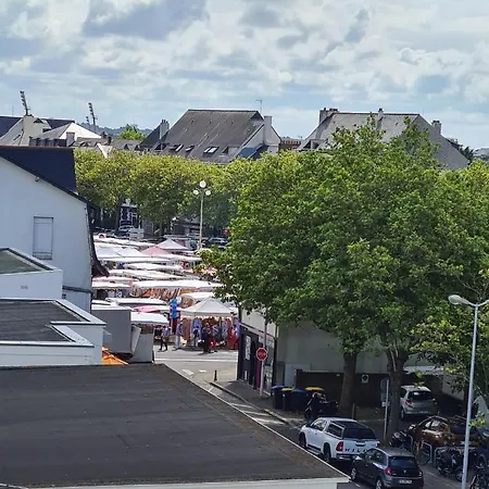 Face Au Pied Des Commerces *