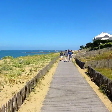 Face Au Pied Des Commerces *