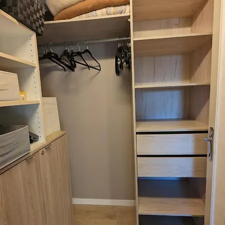 Face Au Pied Des Commerces * ポミシェ