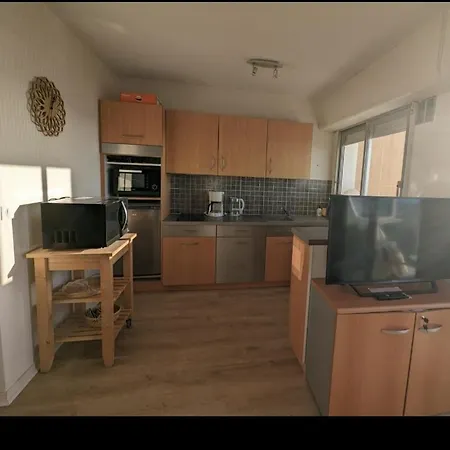 Face Au Pied Des Commerces