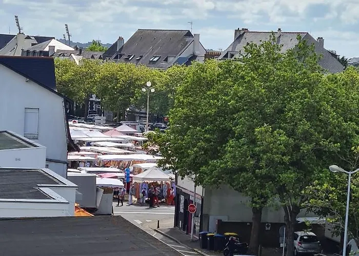 Face Au Pied Des Commerces *