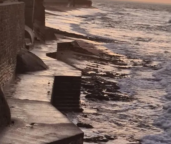 Face Au Pied Des Commerces アパート ポミシェ