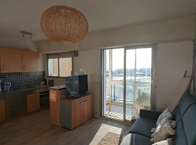 Face Au Pied Des Commerces