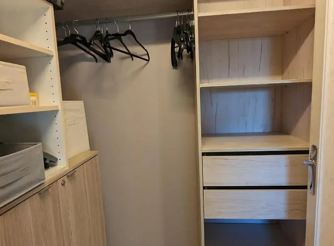 Face Au Pied Des Commerces * ポミシェ