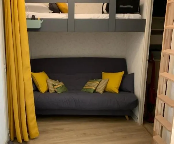 Face Au Pied Des Commerces * ポミシェ