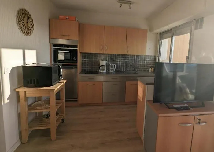 Face Au Pied Des Commerces